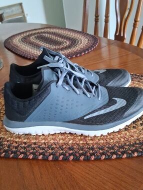 Nike Black & Gray Lightweight Training Sneakers Woman's Sz. 10